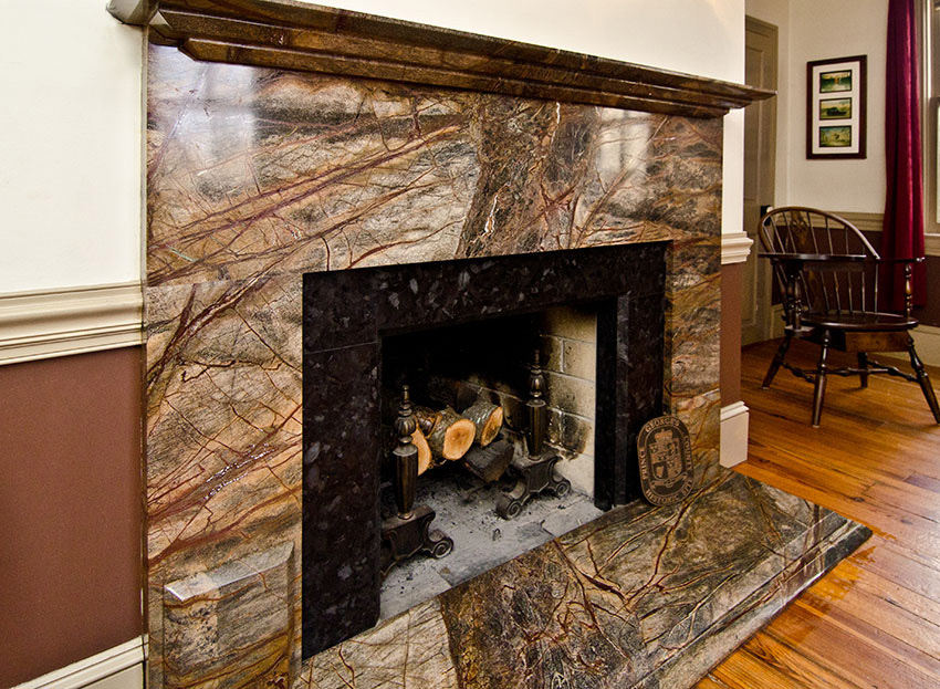 Гранитная облицовка для камина встроенная в стену